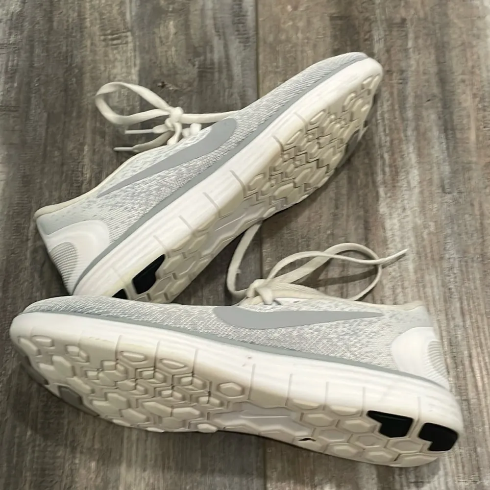 Nike free distance running shoes hyper jade/white size 8 - Image 2