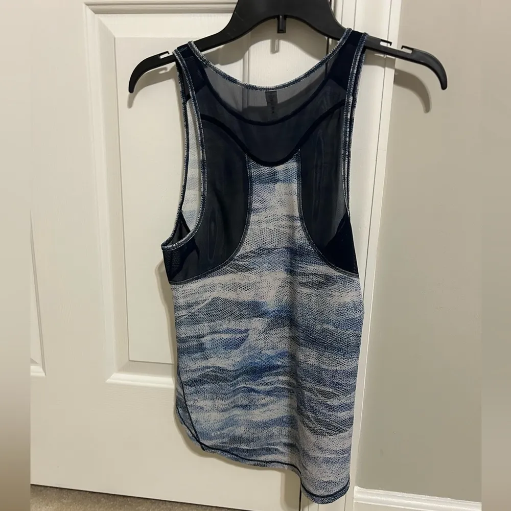 Lululemon Blue Patterned Women's Tank Top - Image 3