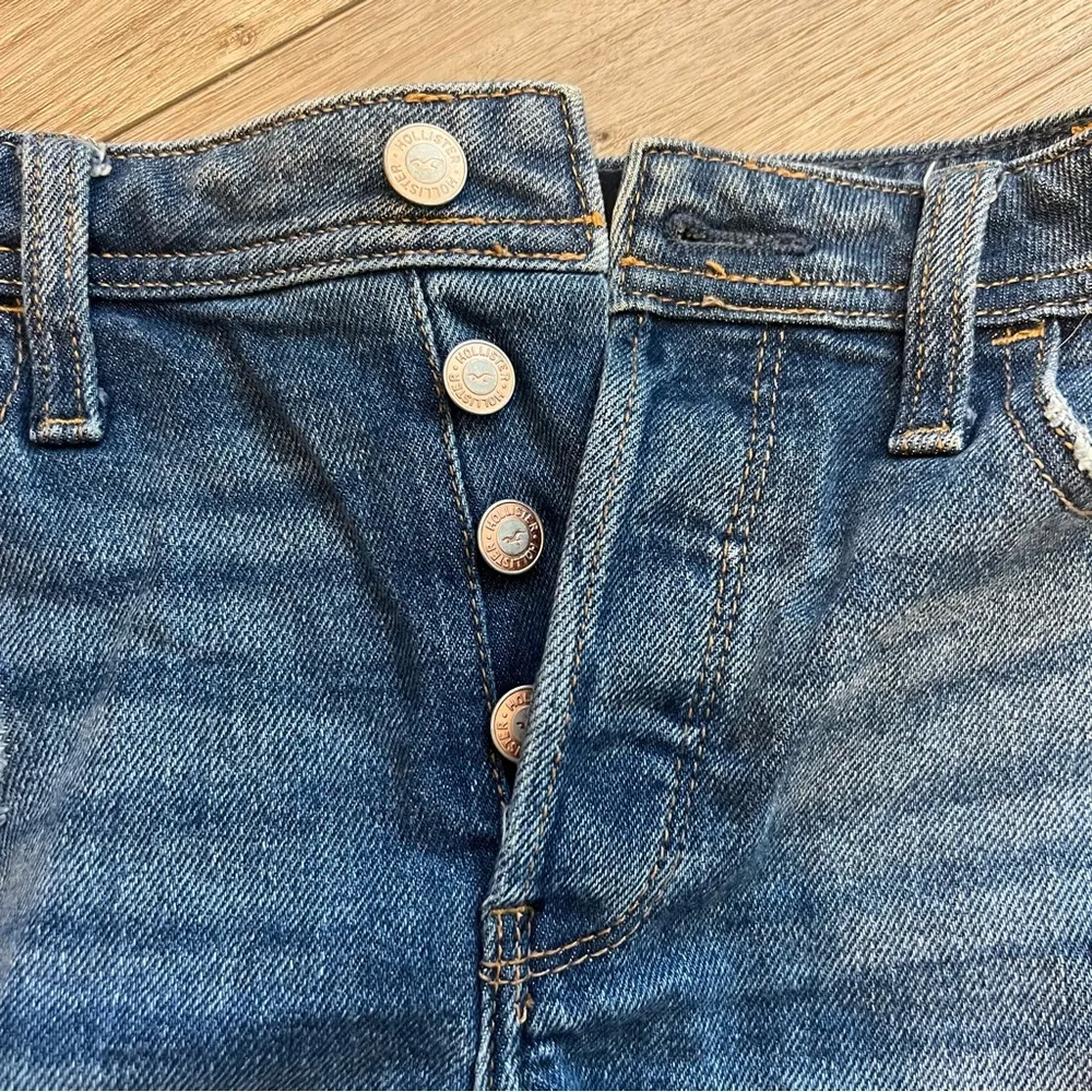 Hollister High Rise Mom Short Vintage Stretch Raw Hem Cuffed 3” 0/24 Button Fly - Image 2