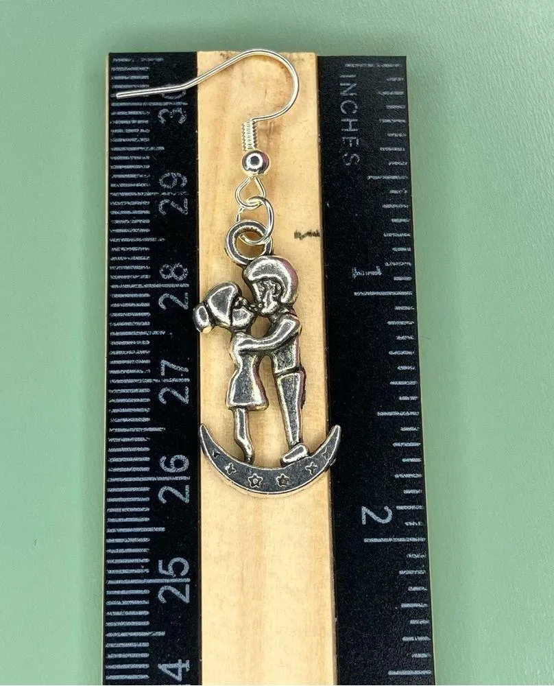 Silver Tone Couple Kissing on the Moon Earrings - Image 3