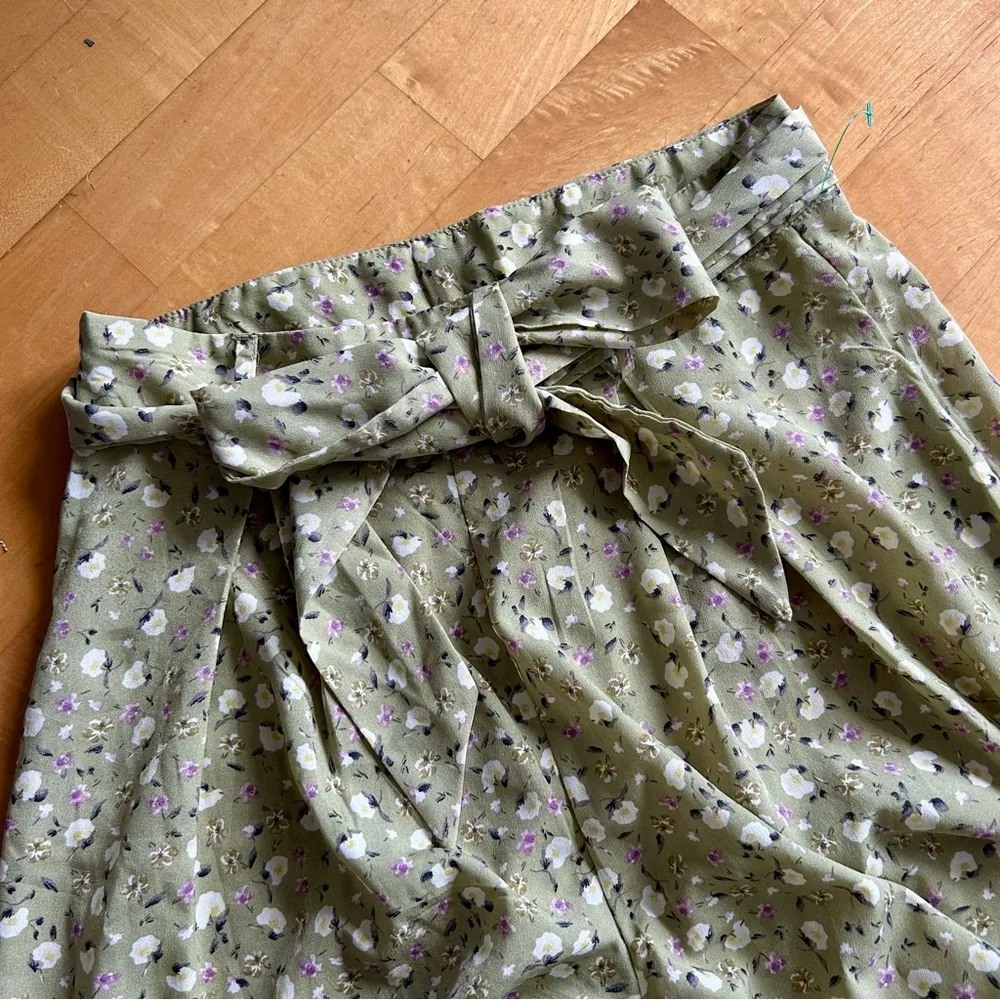 SHEIN Floral, Wide, Split Leg Flowy Pants, Matching Belt, Green, White, Size XS - Image 7