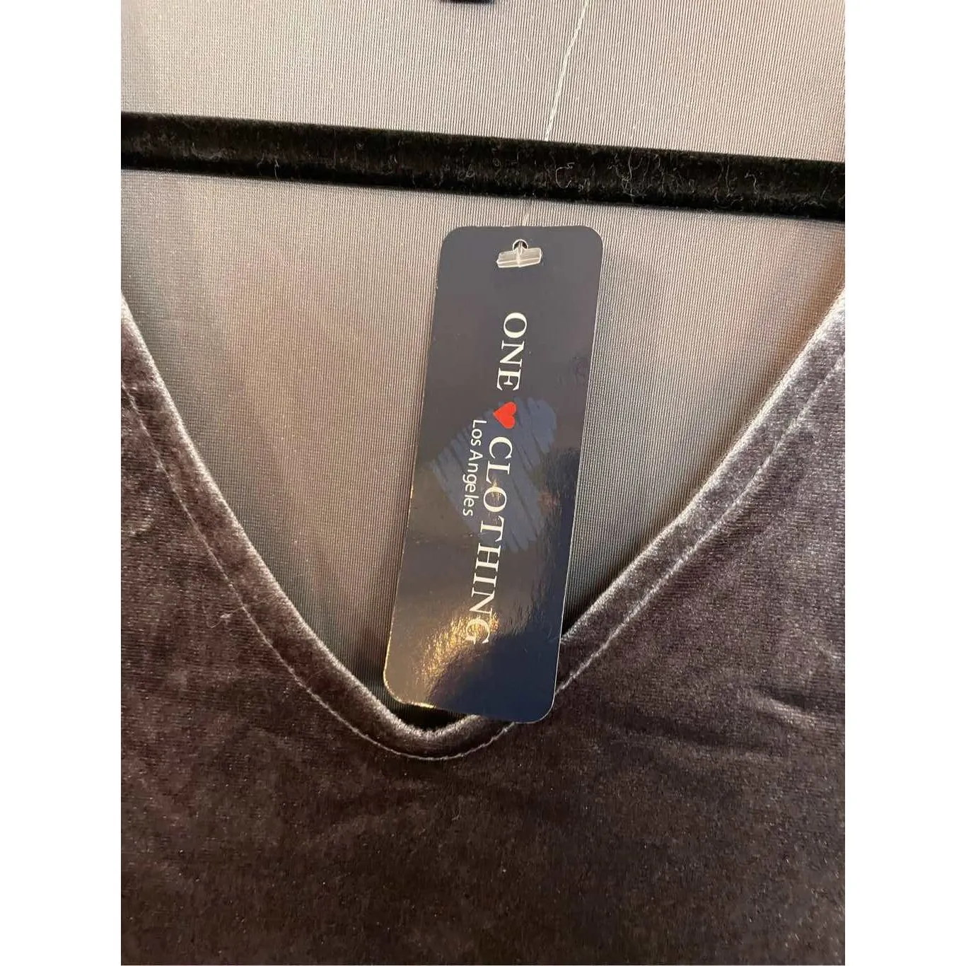 One clothing NWT velvet cold shoulder top medium - Image 5