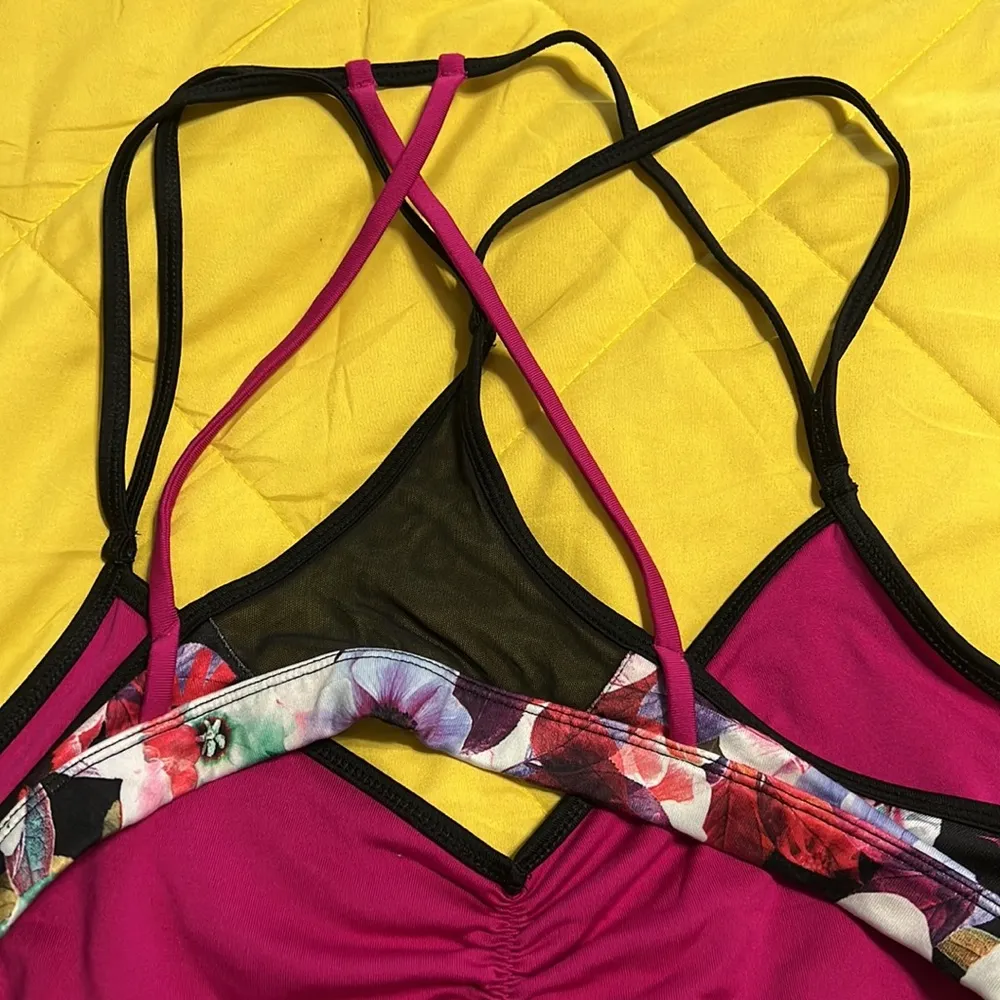 Old navy floral sports bra - Image 4