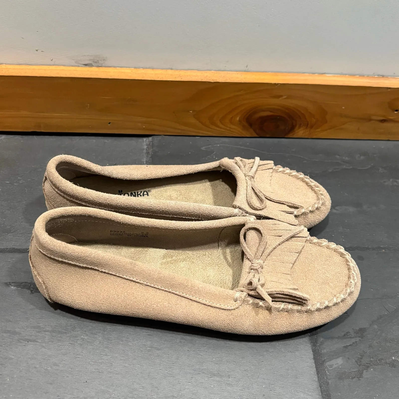 Minnetonka Cream Suede Moccasin Loafer - size 6.5 - Image 2