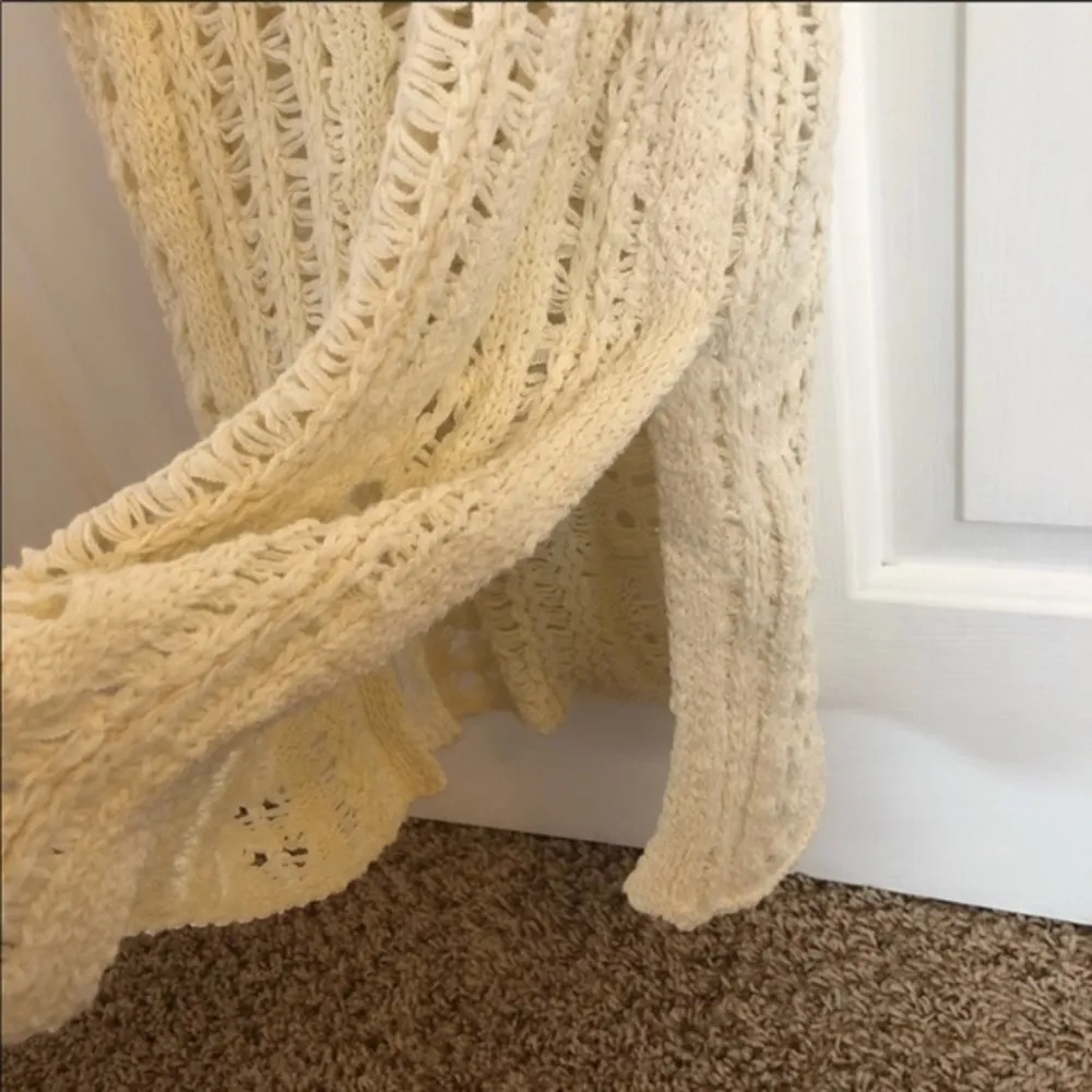 American Eagle sleeveless crochet ivory top - Image 3