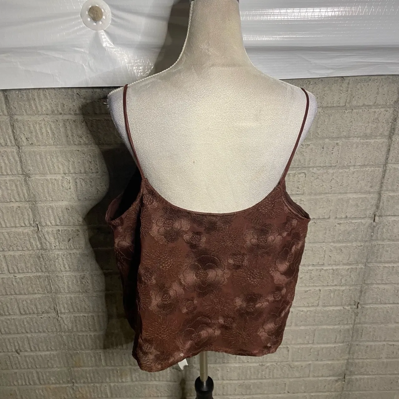 NWT Express Women Rum Raisin Embroidered Floral V-Neck Mesh Cami Size XL‎ - Image 3