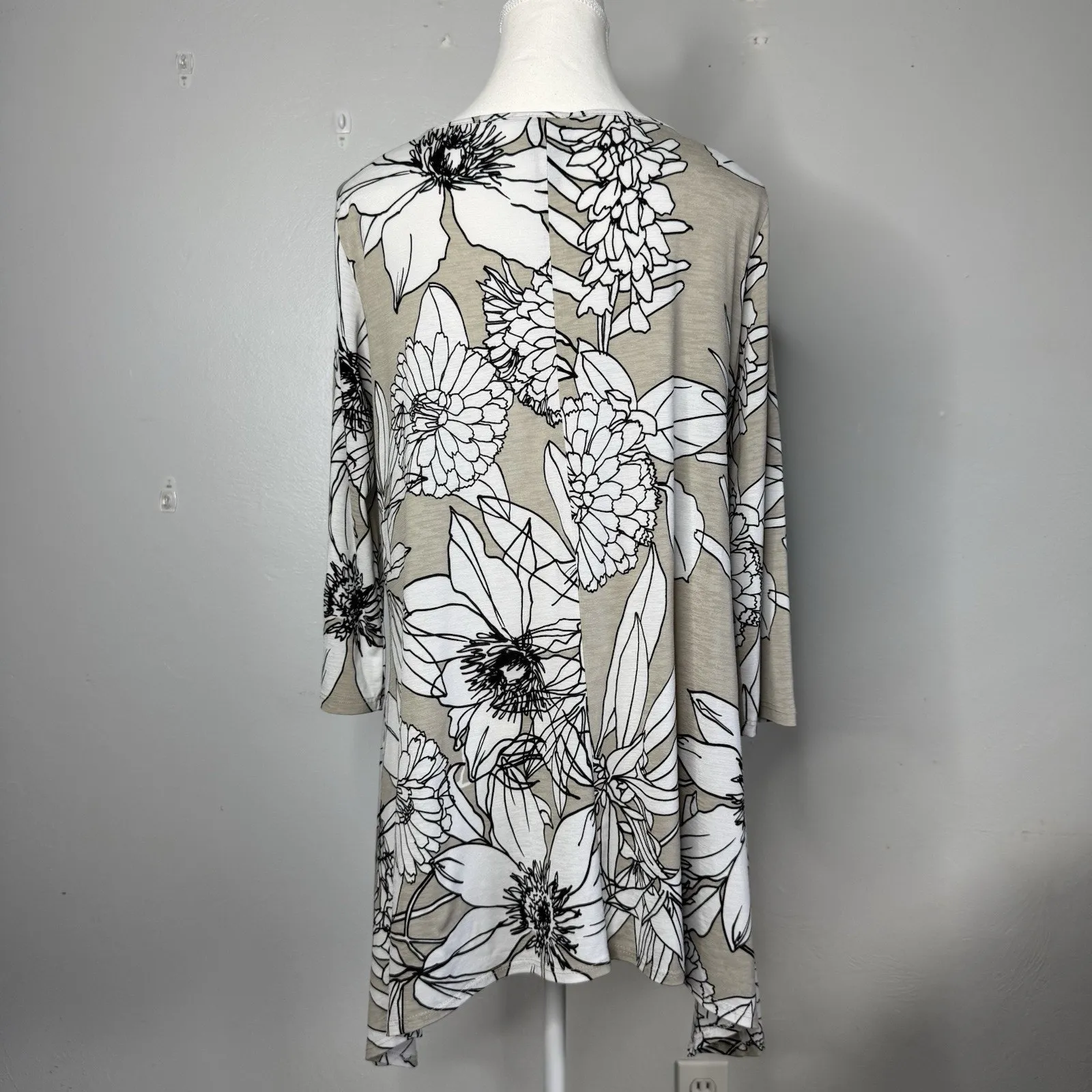 Clara Sun Woo Beige Black White Floral Tunic Top Women’s Size M Asymmetrical Hem Size M - Image 3