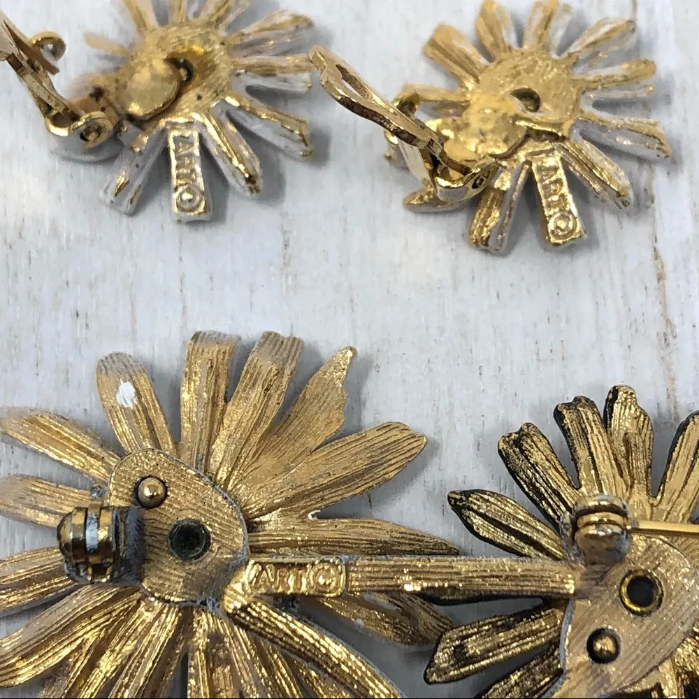 Vintage circa 1950s Art daisy brooch/earrings set - Image 7