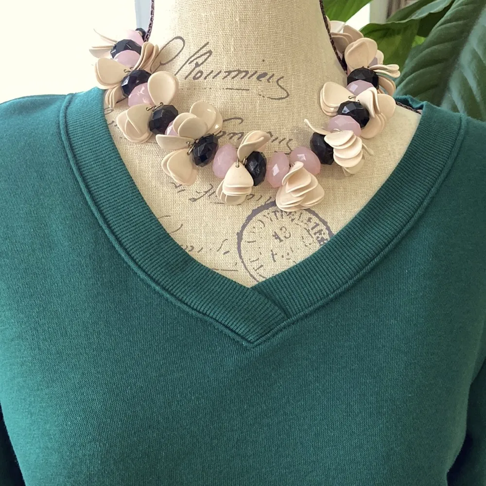 Old Navy | green sweat shirt top. Ribbed neck and sleeves. - Image 2