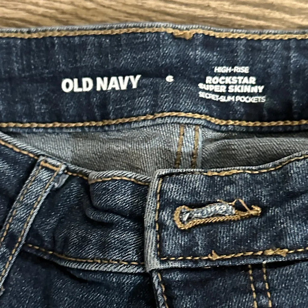 Old Navy Women's Skinny Jeans in Dark Blue - Image 2
