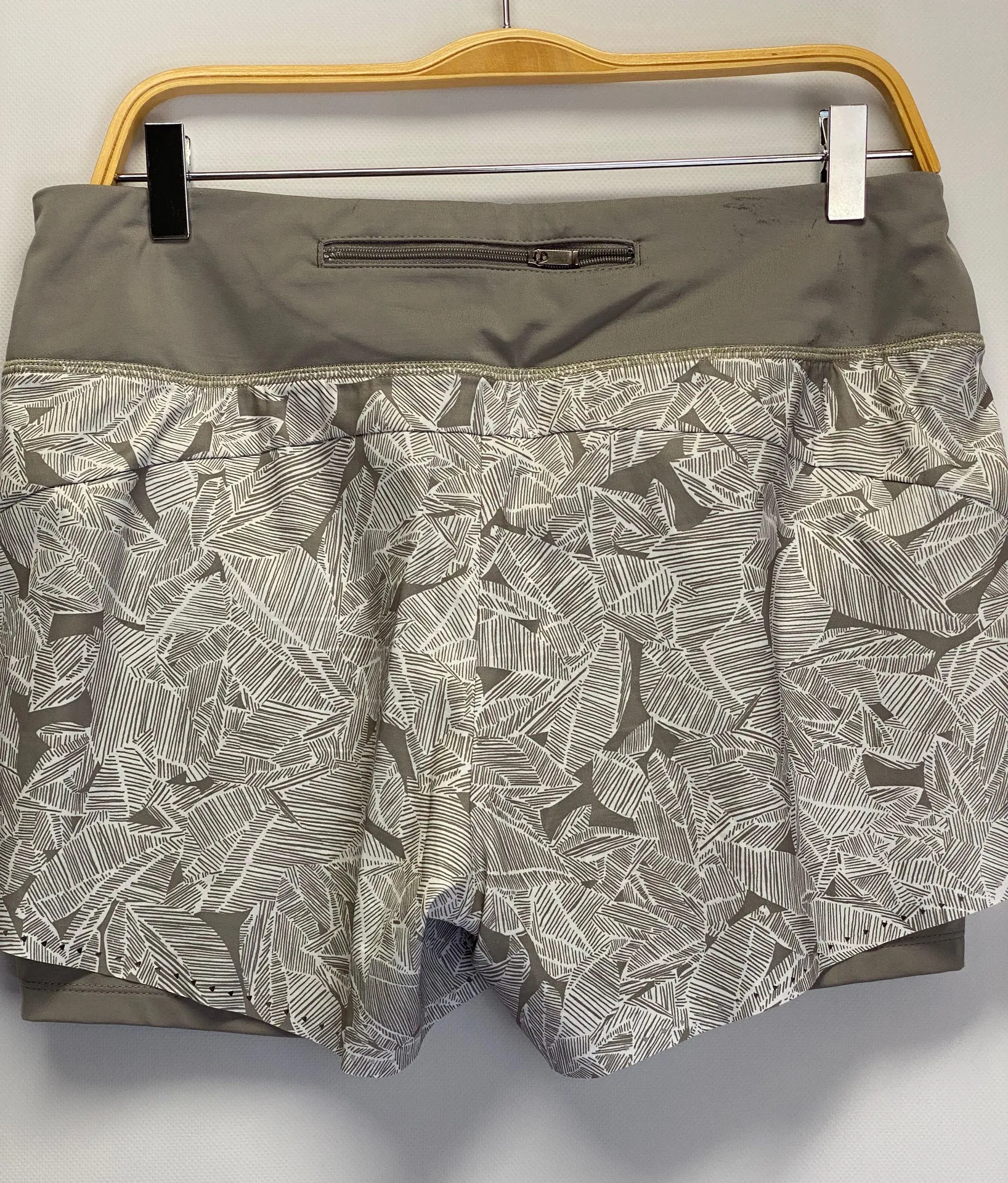 Athleta Shorts Sz M - Image 2