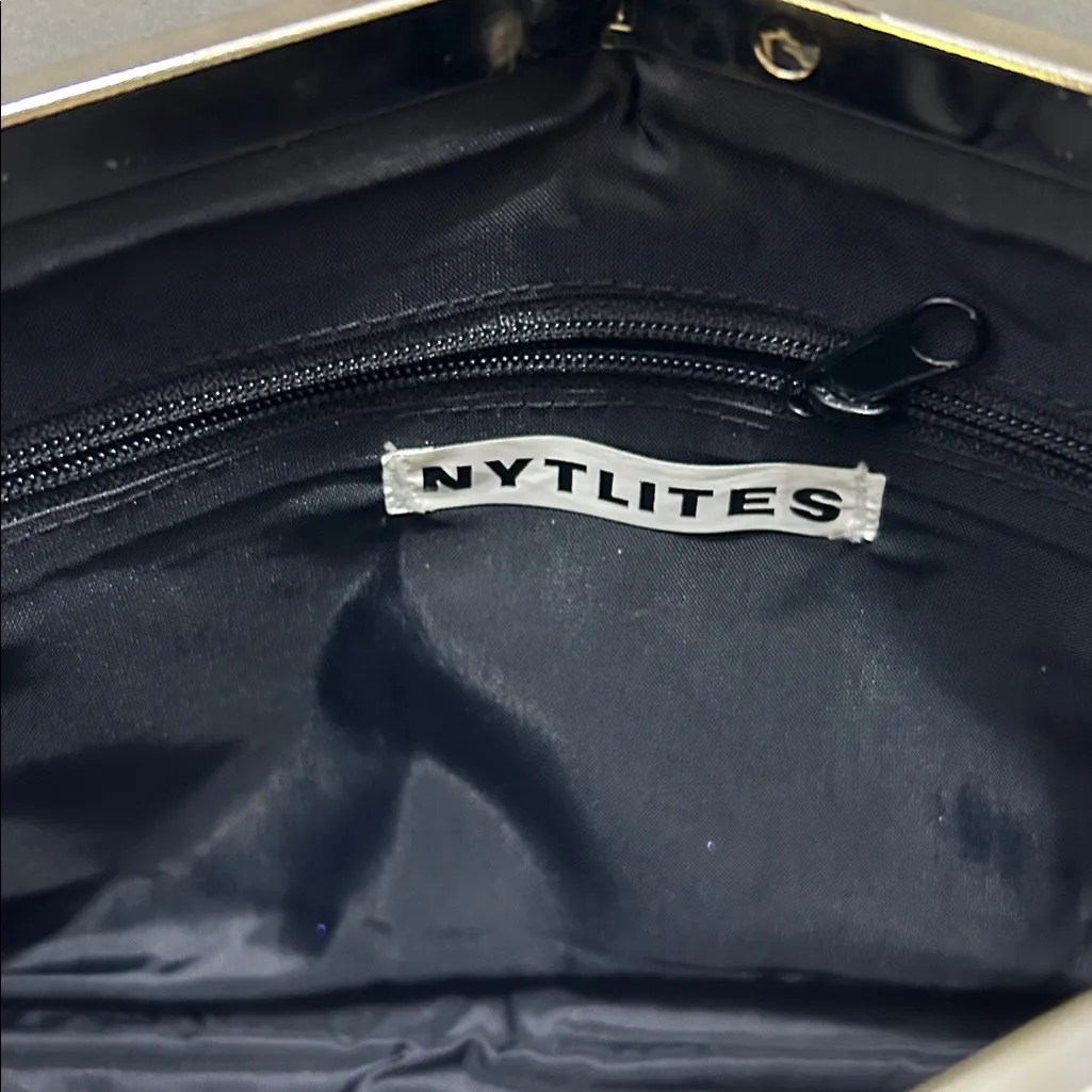 Timeless Elegance: The Black Chain - Image 4