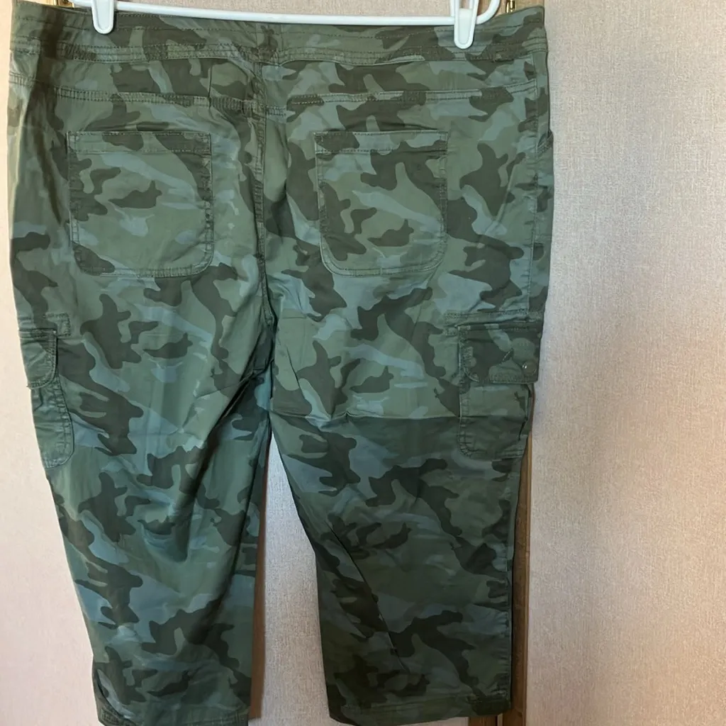FINAL MARKDOWN Faded Glory Green Camouflage capris 18 - Image 7