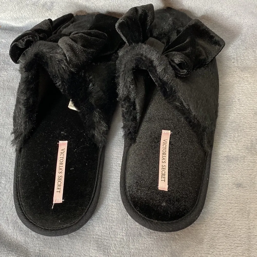 NWOT Victoria's Secret Women's Velvet Bow Slippers Size M - Image 4