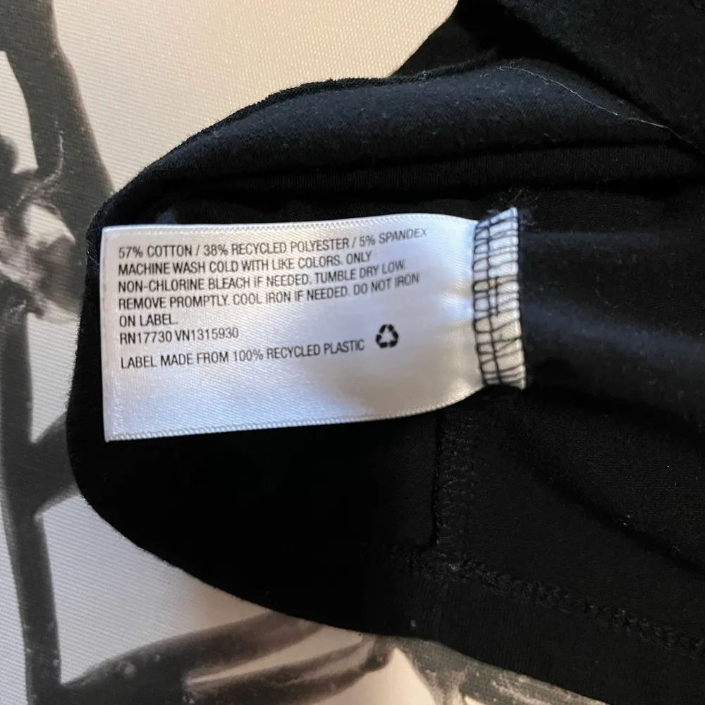 Little Black Shirt Women’s V-Neck Short Sleeve Crop Top T-Shirt Sz XS EUC - Image 4