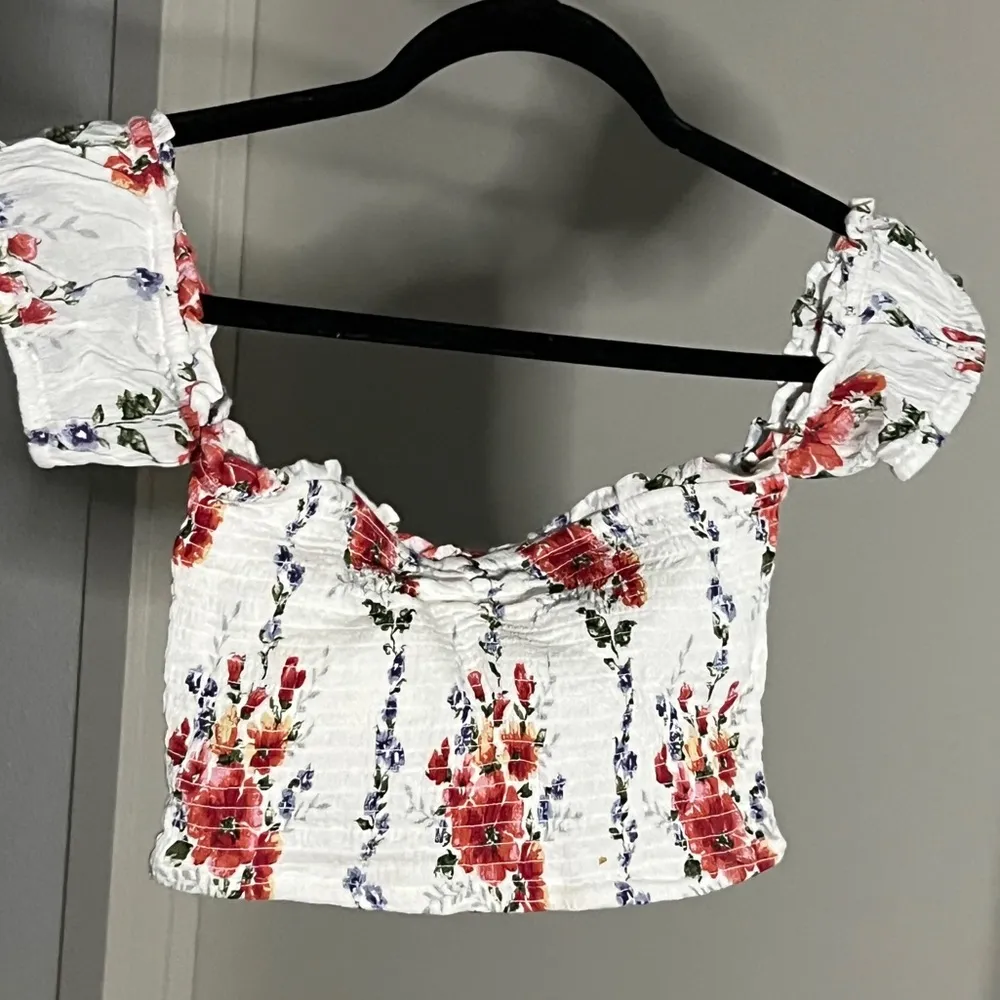 Forever 21 floral cropped top - Image 3