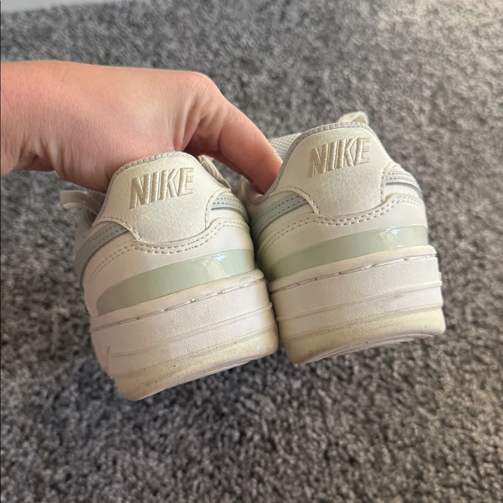 Nike  Women’s Gamma Forces Size 7 - Image 4