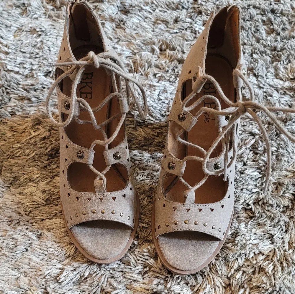 BKE Sole Taupe Suede Siren Open Toe Lace Up Heeled Sandals 7.5 - Image 8