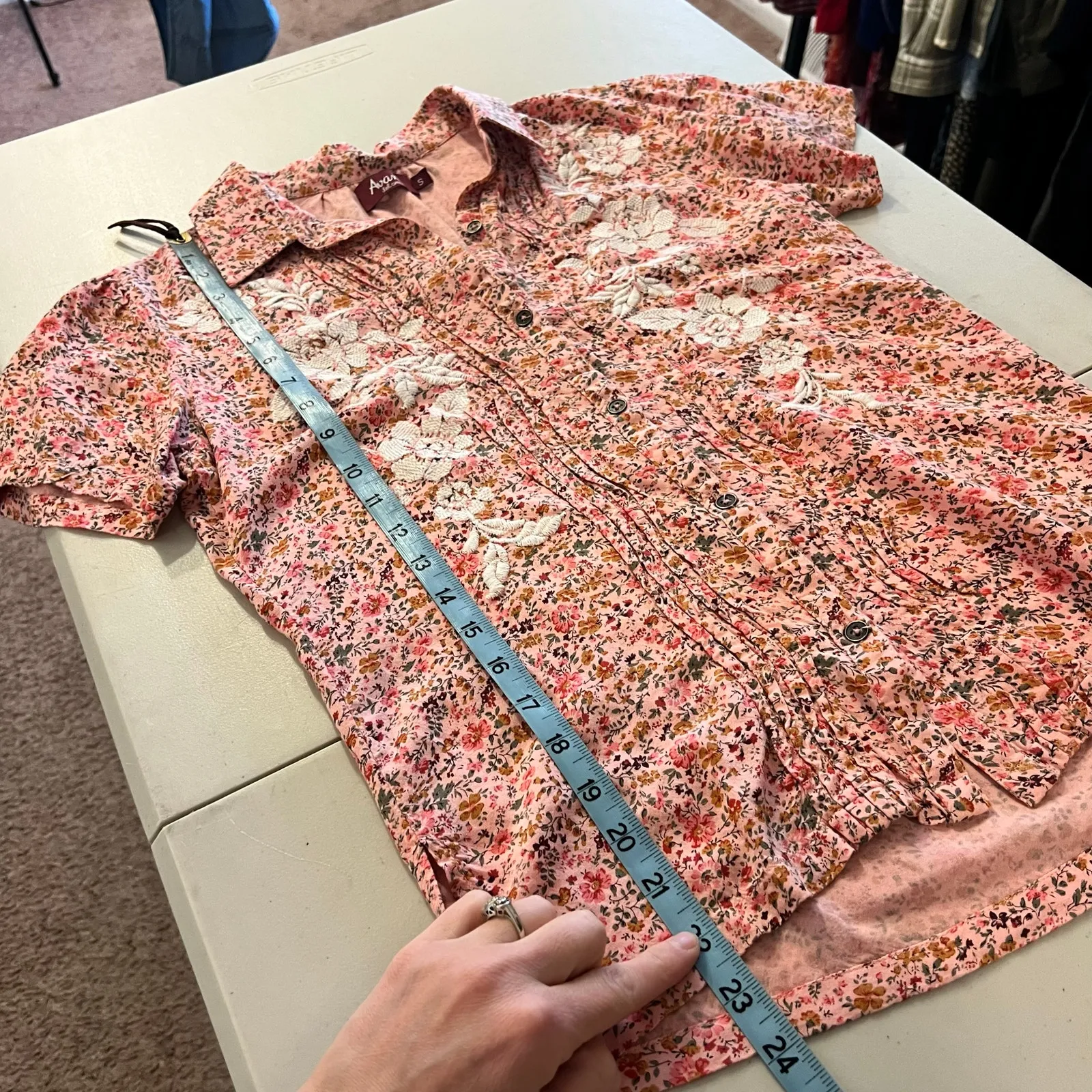 Avani Del Amour Embroidered Floral Pink Short Sleeve Button Blouse Size Small - Image 8