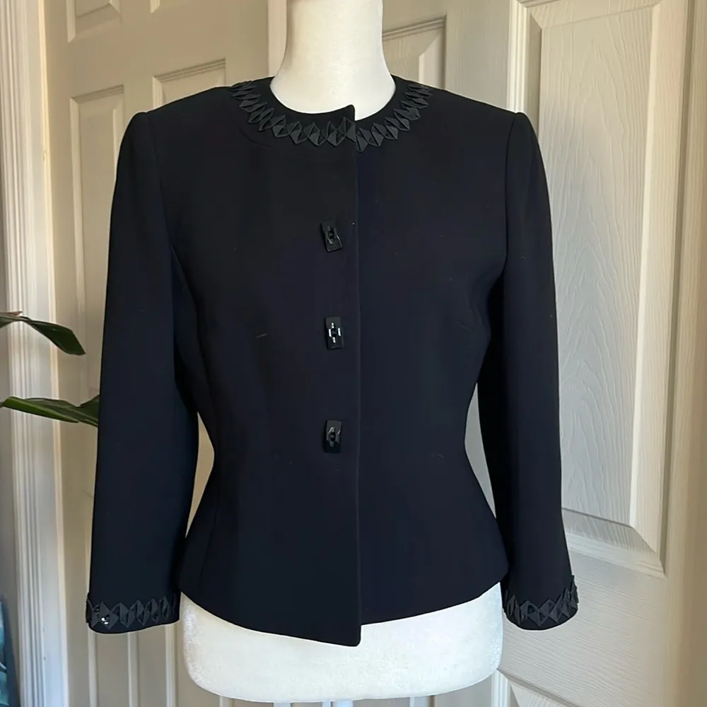 Tahari Women’s Black Blazer Shoulder Pads Embroidered Mock Collar Snap Closuredb - Image 2