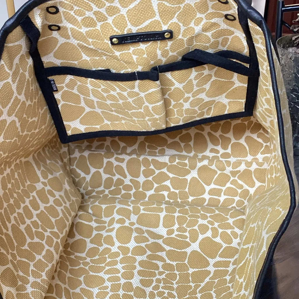 Kempton and Co Gilaugh Tauton Canvas and Leather Giraffe Print Tote Bag NWOT Tan - Image 4