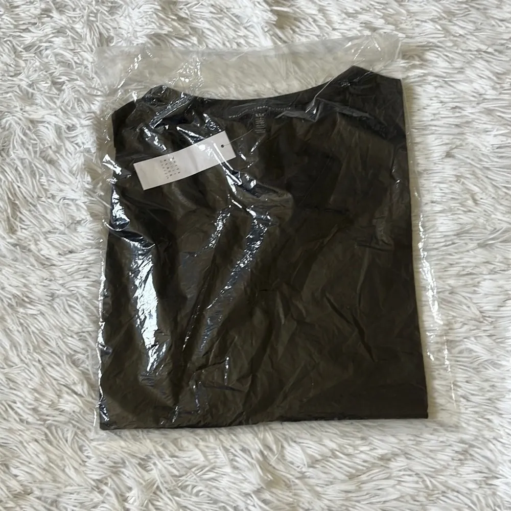 Whitehouse black Market short sleeve V neck Jetsetter Tee black size XXS - Image 2