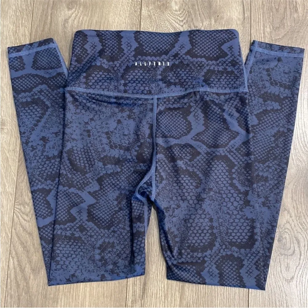 ALL FENIX Anthropologie High Rise Blue Snakeskin Print Leggings Size Extra Small Black - Image 4