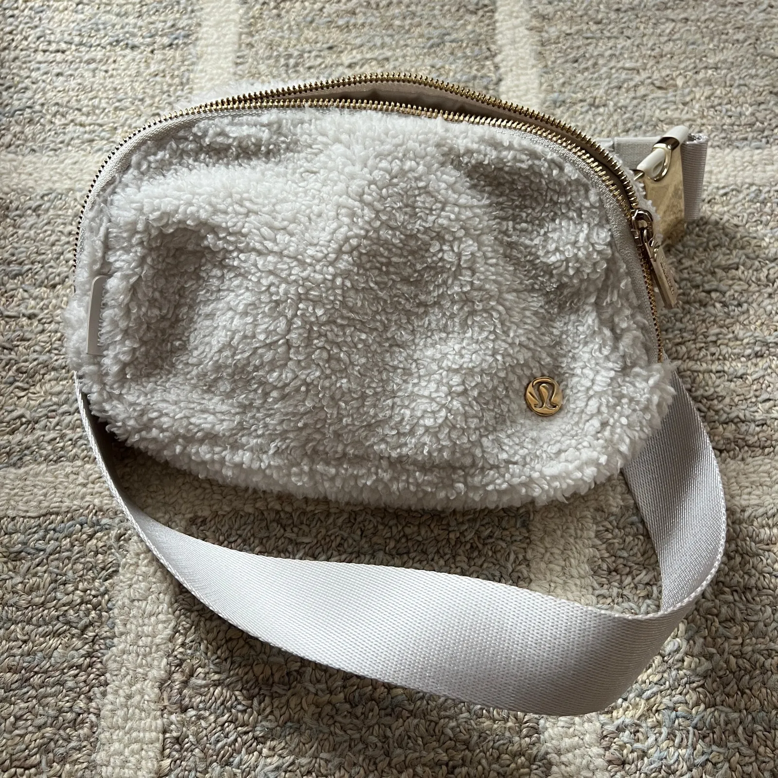Lululemon Everywhere Belt Bag 1L Fleece White & Gold - Image 4