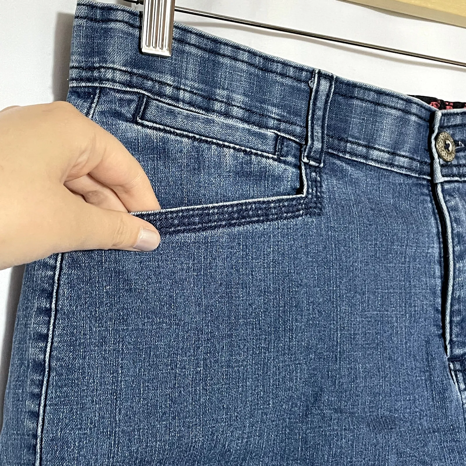 Lee sinfully soft jean shorts large pockets women's size 10 medium 6 inch inseam - Image 2