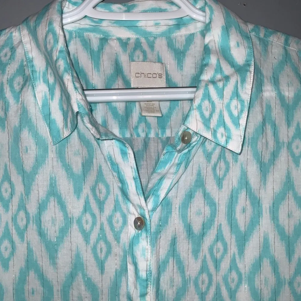 Chico’s Turquoise & White Geo Print Cotton & Metallic Tie Front Button Up Top M - Image 7