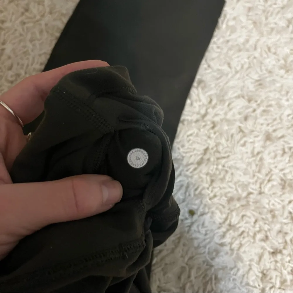 lululemon dark olive wunder under luon 28" leggings size 4 - Image 4