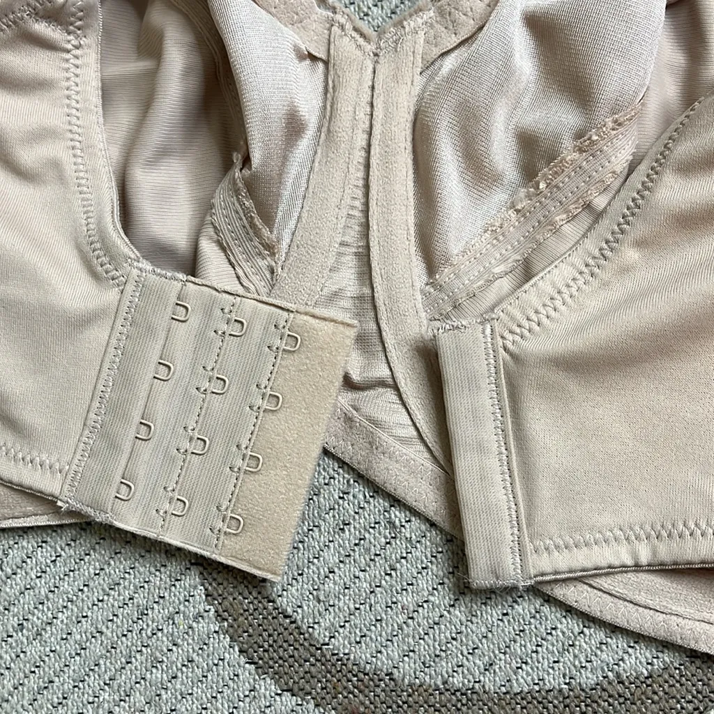 Lilyette by Bali Minimizer Underwire lace bra, size 40DDD Tan - Image 10