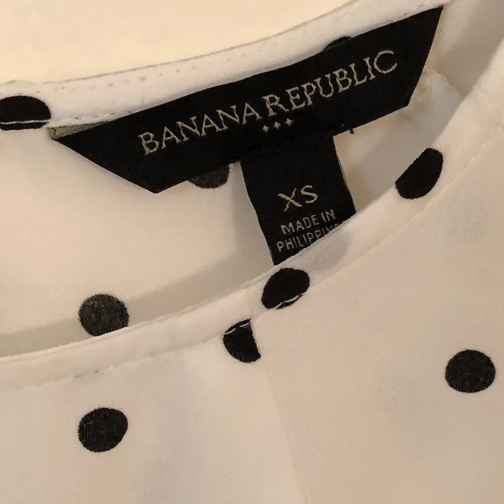 Banana Republic short sleeve white w/black dot top XS - Image 3