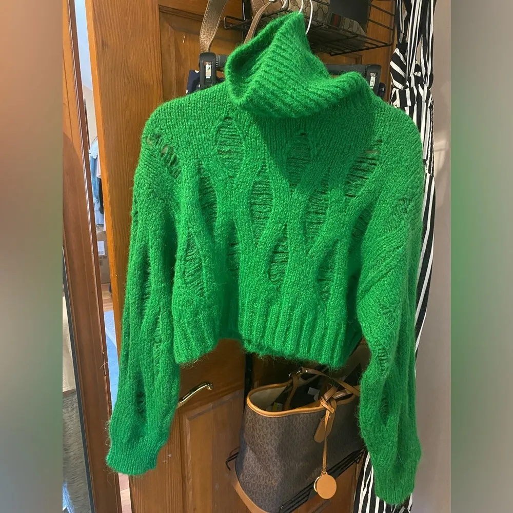 green crop sweater w/ cut out slits. Artistic & gorgeous! - Image 5