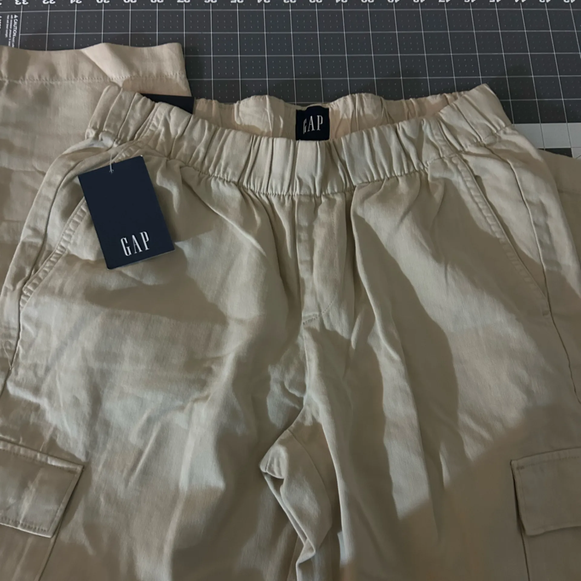 GAP Women's Beige Cargo Pants - Image 6