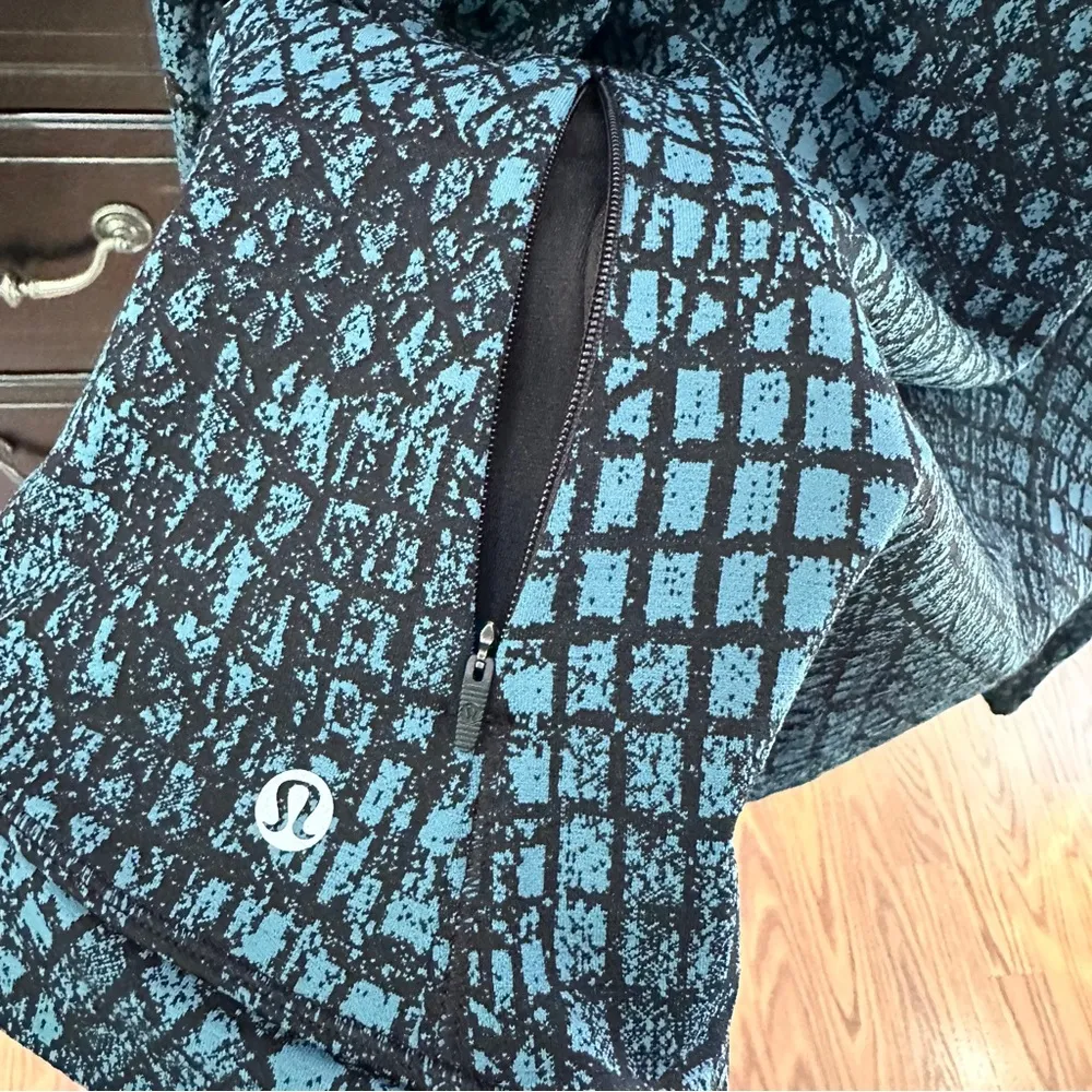 Lululemon Close To Crossing Jacquard Long Sleeve Discontinued Print Size L - Image 9
