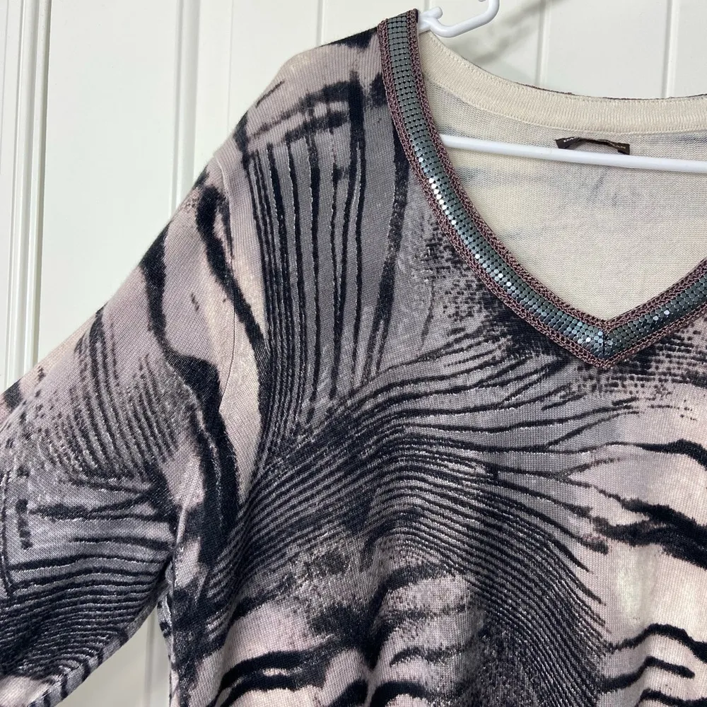 EUC Dana Buchman women’s tiger print jewel decorated neckline knit v-neck top XL - Image 3