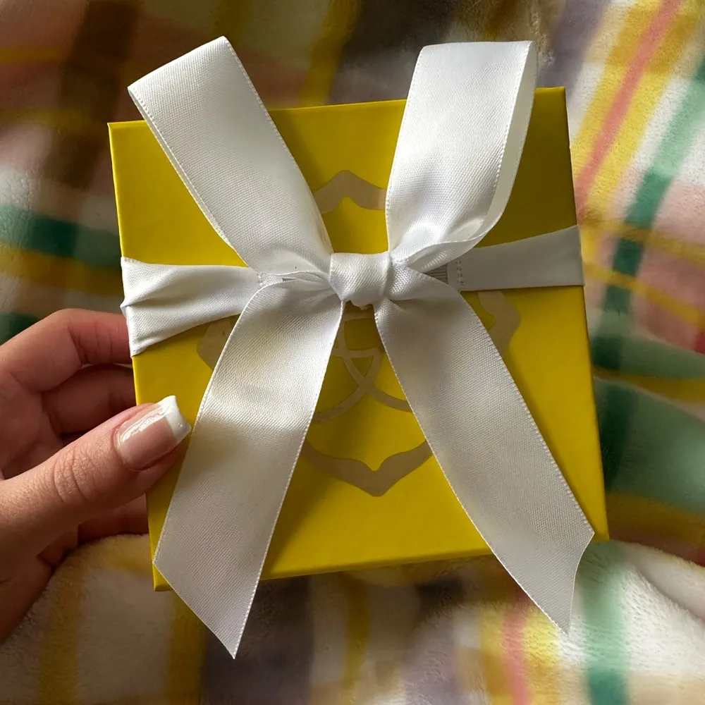 Kendra Scott Juliette Gold Pendant necklace in White Crystal - Image 5