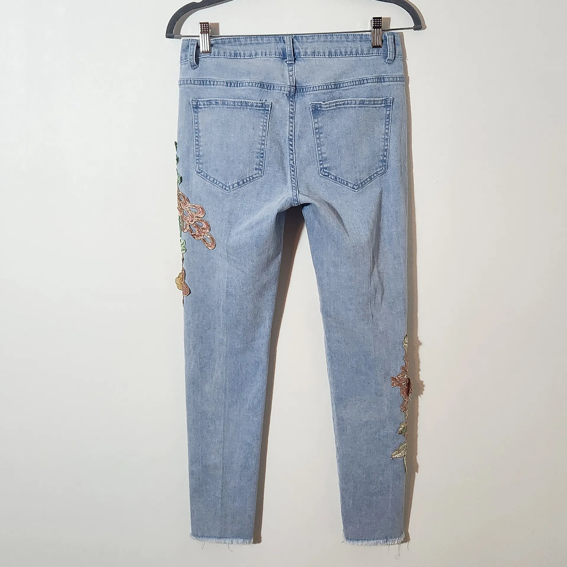 Boston Proper Light Wash Floral Appliqué Cropped Jeans Size 4 - Image 4