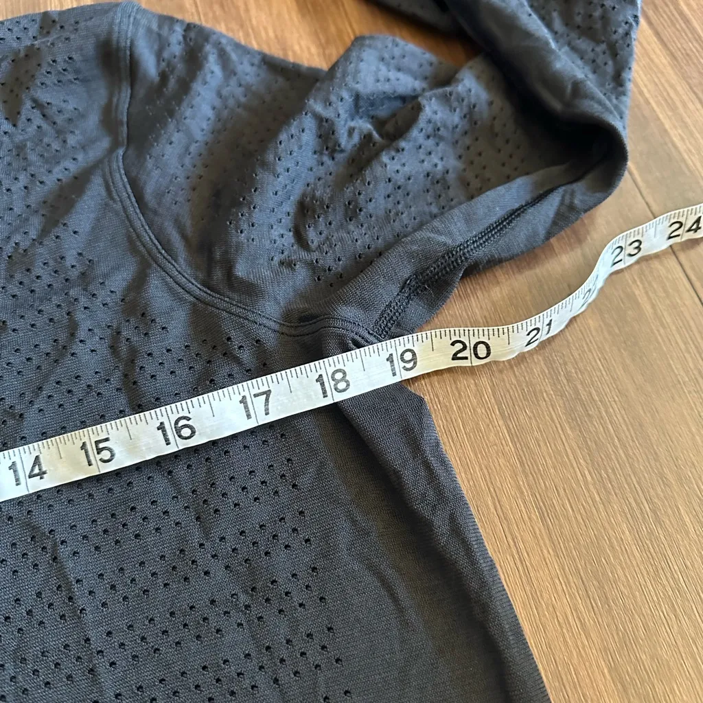 Lululemon Breeze By Long Sleeve Black W3BDXS Silverescent size 8 relaxed fit - Image 6