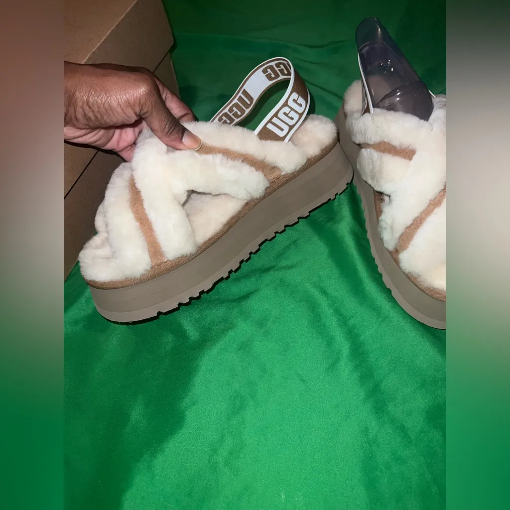 New UGG Fluffy Sandals in Cream and Tan size 8 - Image 4