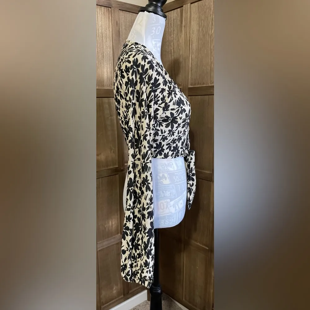 NWT Women’s Crop Tie Blouse. - Image 4