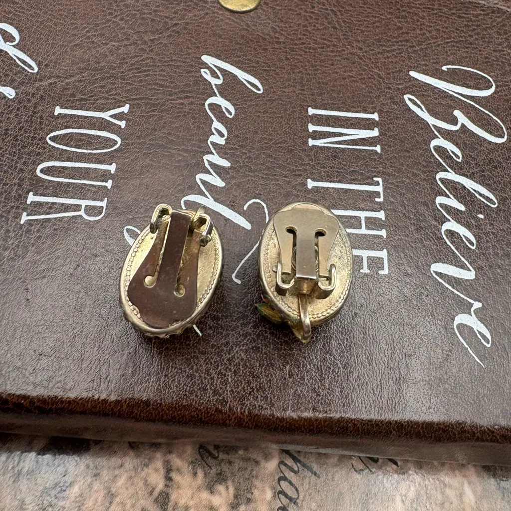 Vintage 1950s Glass Floral Clip - Image 5