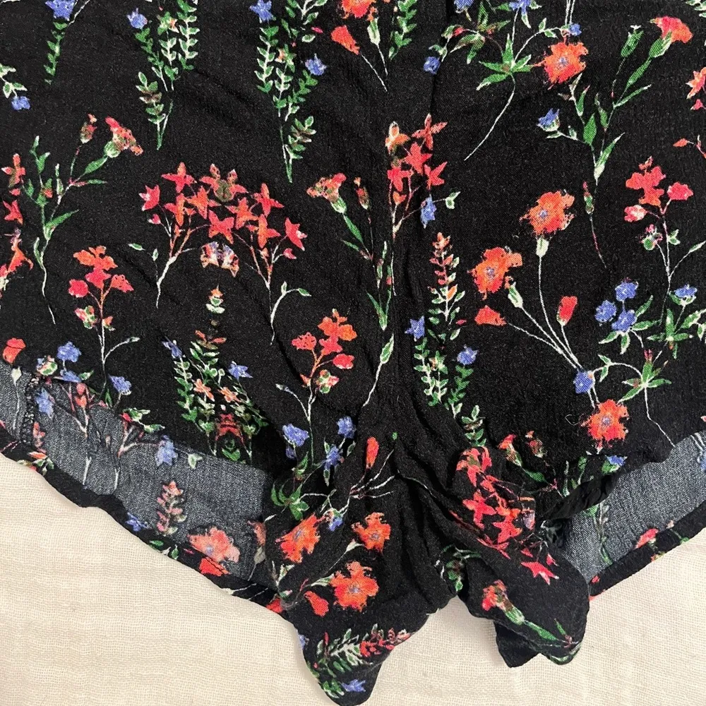 Black floral flowy shorts Size M - Image 2