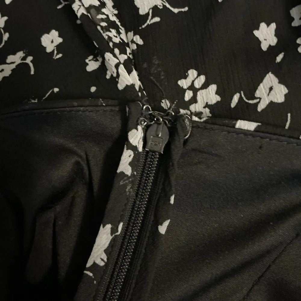 Simply Vera Vera Wang Black and White Floral Midi Dress - Image 8