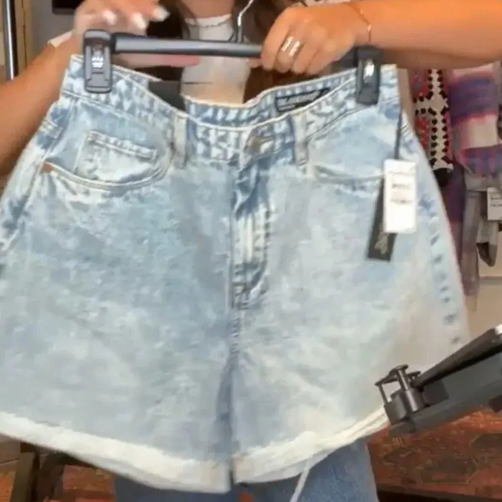 Blank NYC The Perry Shorts in Party Everyday, Size 28, New with Tag - Image 5