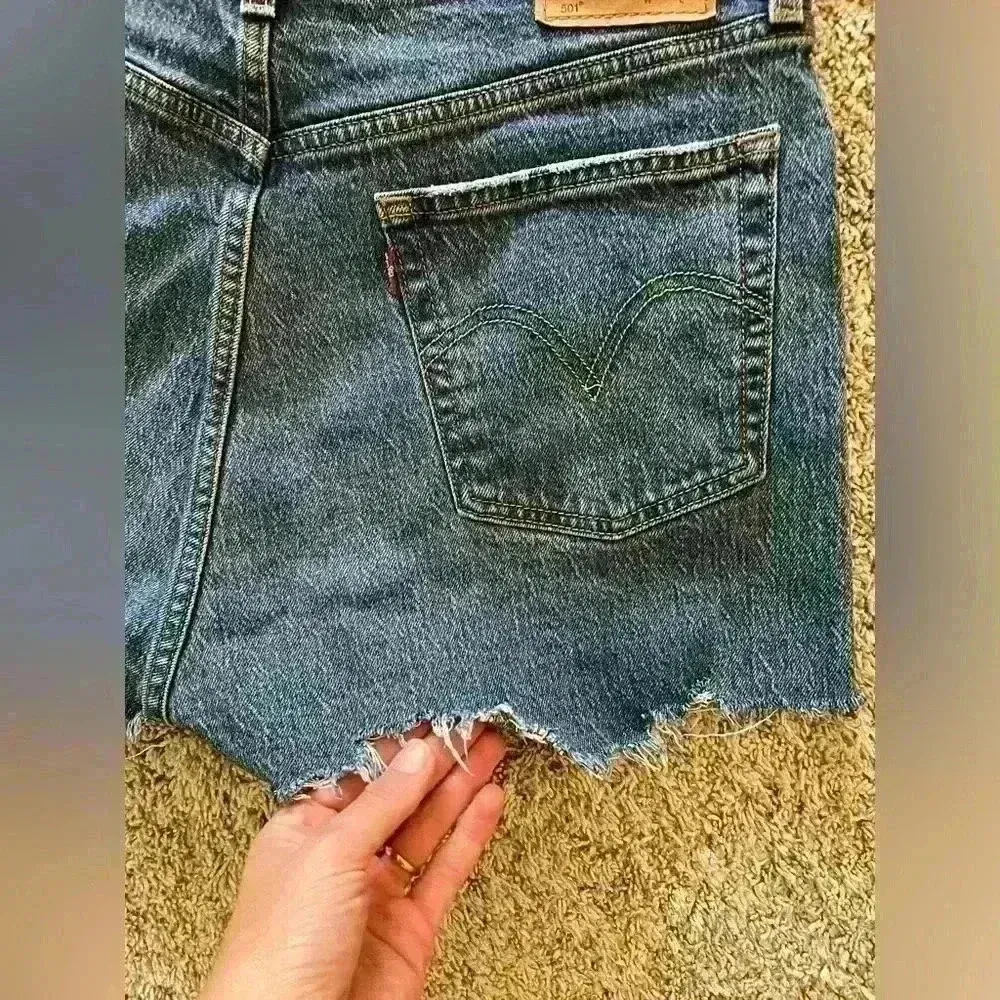 Levi’s 501 Cut off jean shorts Torn up bottom Levi’s 31 waist - Image 8