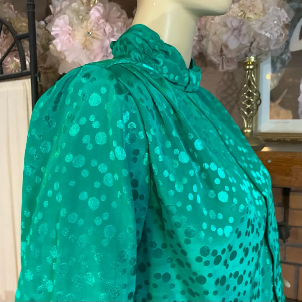 VINTAGE JACLYN SMITH 1980'S GREEN MONOCHROMATIC DOTS MOCK NECK BLOUSE (10) - Image 6
