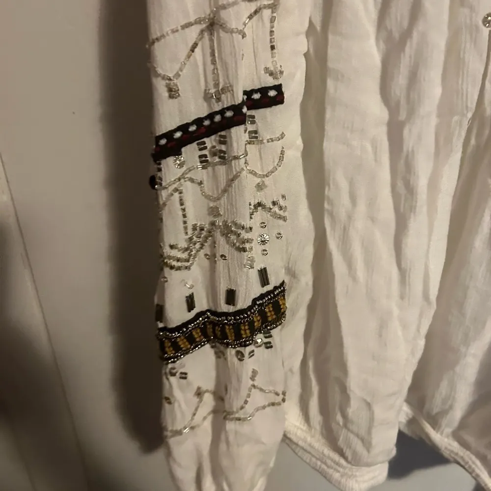 Free people give him the cold shoulder - Image 9