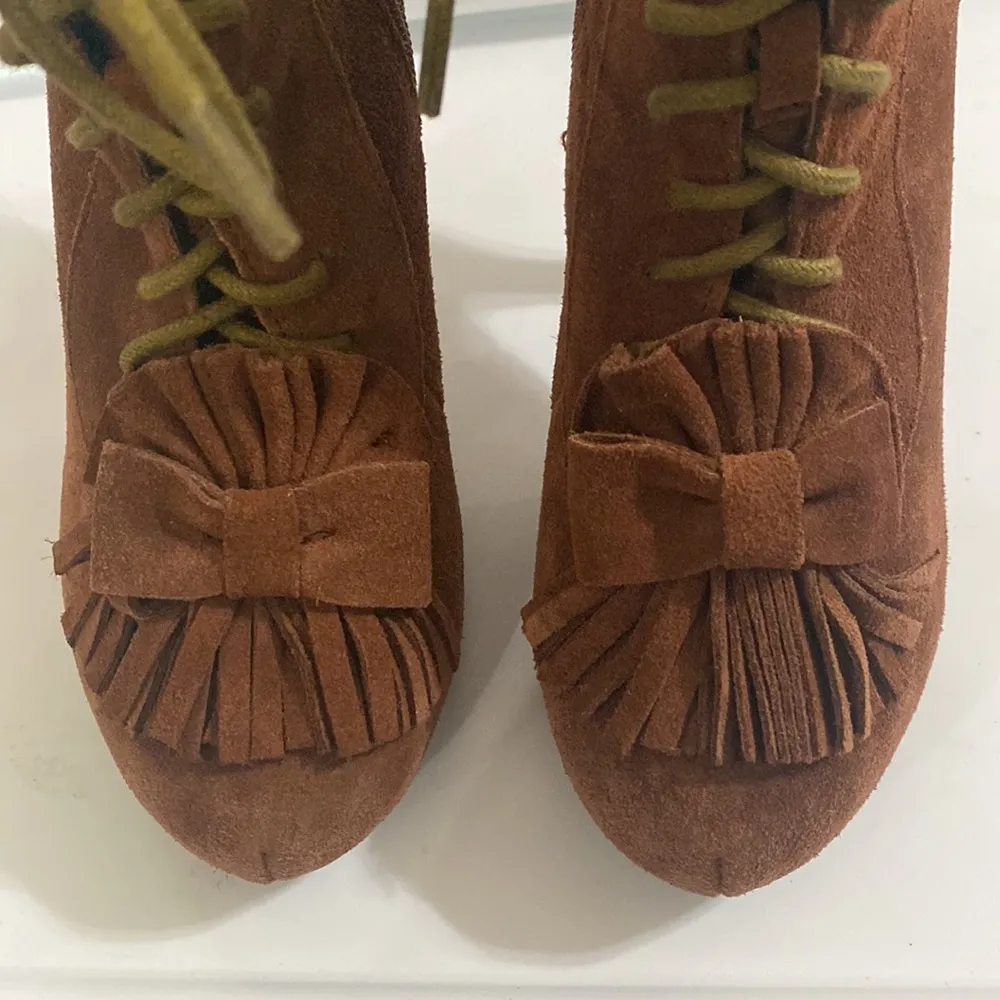 Betsey Johnson Terra suede platform booties with bow and fringe steampunk sz 7.5 - Image 4